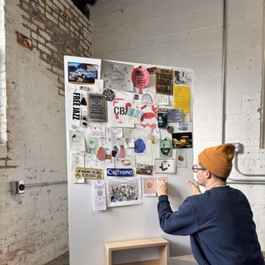A simple to make stool that does double-duty as a pin-up board or sign holder. - Saved to Pinterest (pinterest.com/alex) A simple to make stool that does double-duty as a pin-up board or sign holder.